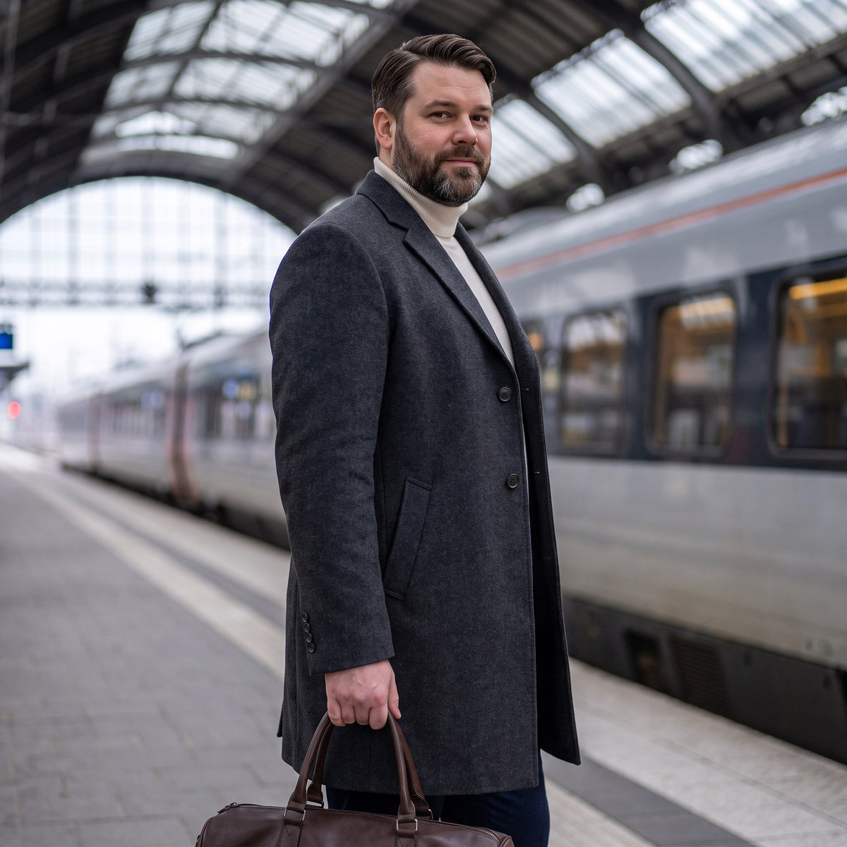 Oscar overcoat, Dark Gray, worn on a train station platform