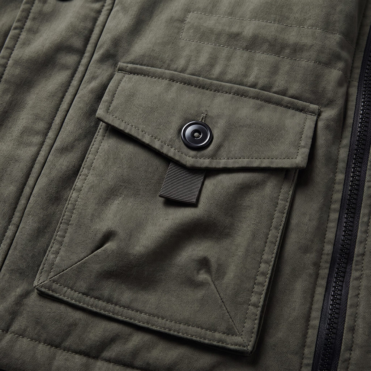 Aurelio parka, Army Green, snap-flap hip pocket close-up