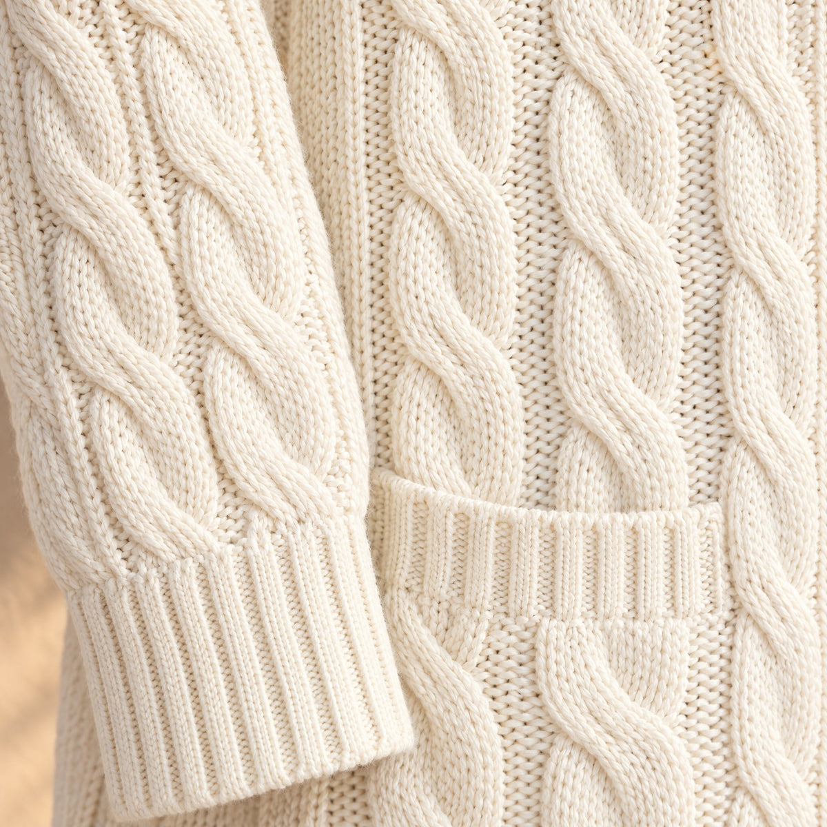 Cable stitch and ribbed cuff of the Valentina cardigan