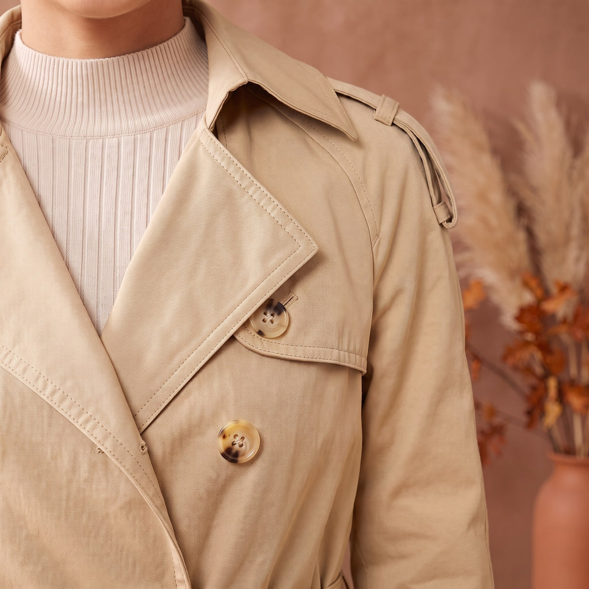 Carlotta trench coat, Khaki, close-up of the buttons and storm flap