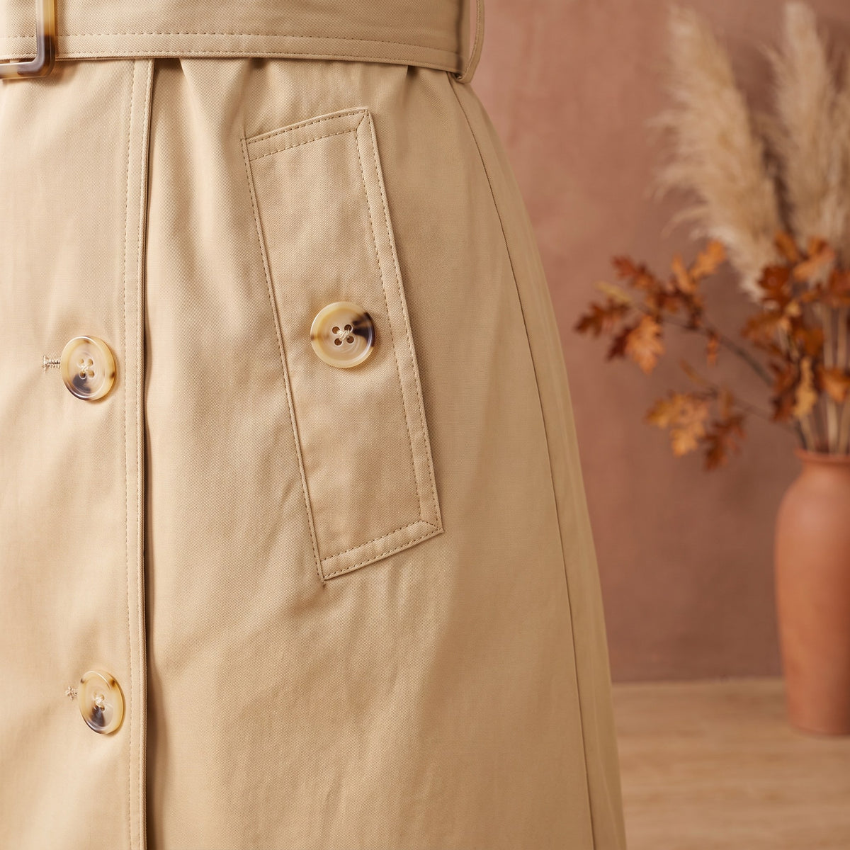 Carlotta trench coat, Khaki, close-up of the buttoned welt pocket