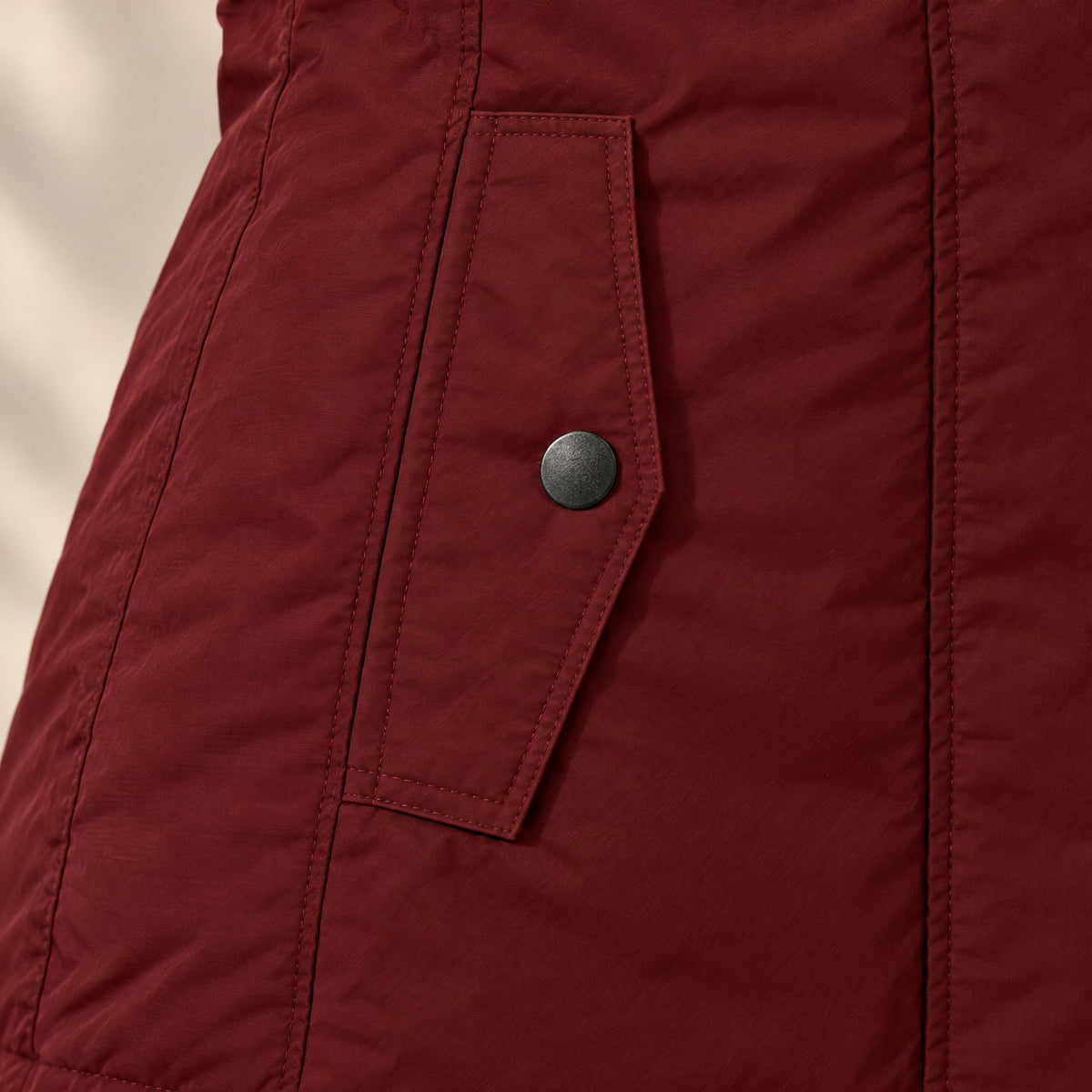 Flap hip pocket with snap on the Ottavia parka